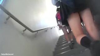 Скрытая камера снимает попки под юбками китайских студенток