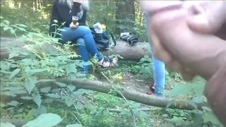 Извращенец дрочит член на выпивающих в лесу тёлок и снимает на камеру